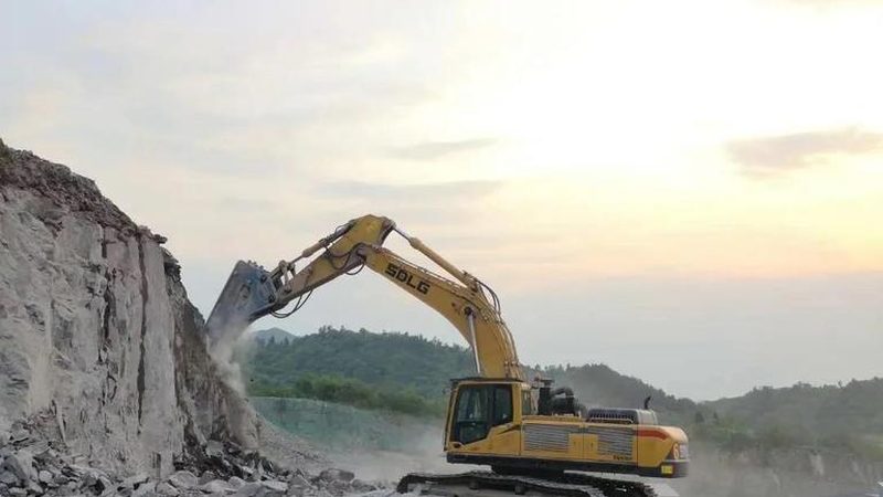 压路机与平地机：如何根据路面类型精准选型**